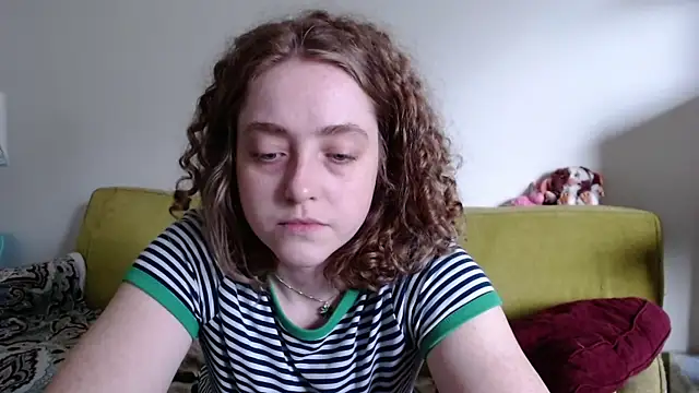 Snapshot of DeliaBlew chatting on June 4, 2026, 4:44 pm DeliaBlew online show from June 4, 2026, 4:44 pm