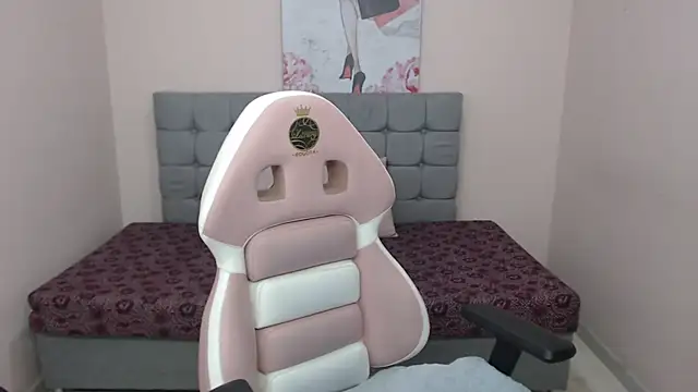 Keila x  online show from December 19, 2025, 8:33 pm