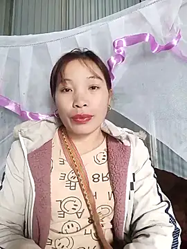 Snapshot of Evelyn-n chatting on December 14, 2025, 2:29 am Evelyn-n online show from December 14, 2025, 2:29 am