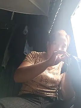 Snapshot of Evelyn-n chatting on December 2, 2025, 8:27 am Evelyn-n online show from December 2, 2025, 8:27 am