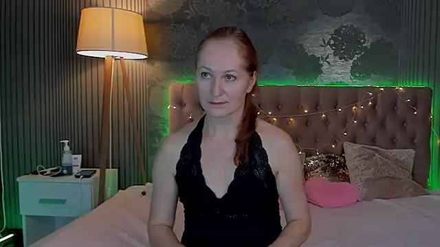 JasmineeSky online show from December 4, 2025, 1:54 pm