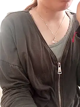 gatitachula93 online show from April 15, 2026, 12:21 pm