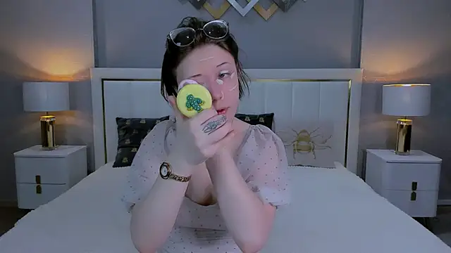 YONA WINK online show from April 13, 2026, 5:22 am