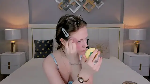 YONA WINK online show from March 25, 2026, 5:51 am