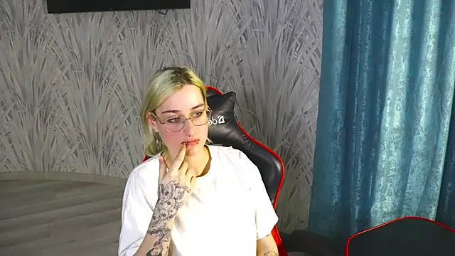 ValerieKirk online show from December 2, 2025, 11:23 am