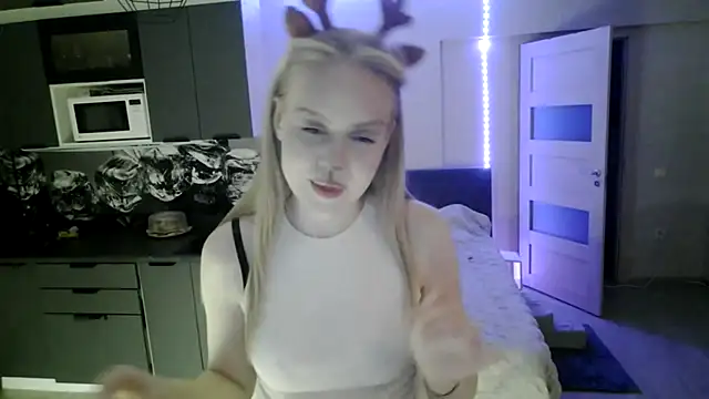 LunaPeony online show from February 22, 2026, 2:19 pm