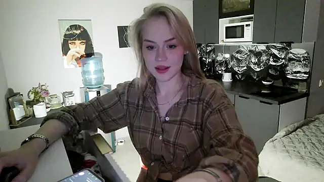 LunaPeony online show from February 4, 2026, 4:46 pm