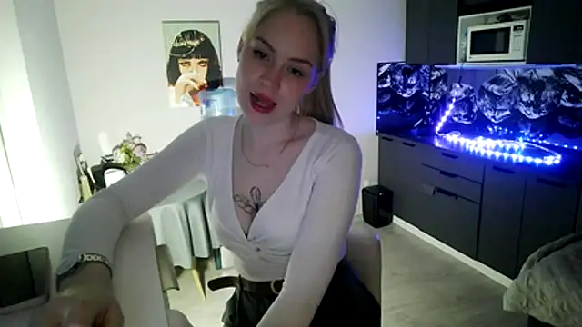 LunaPeony online show from February 9, 2026, 3:32 pm