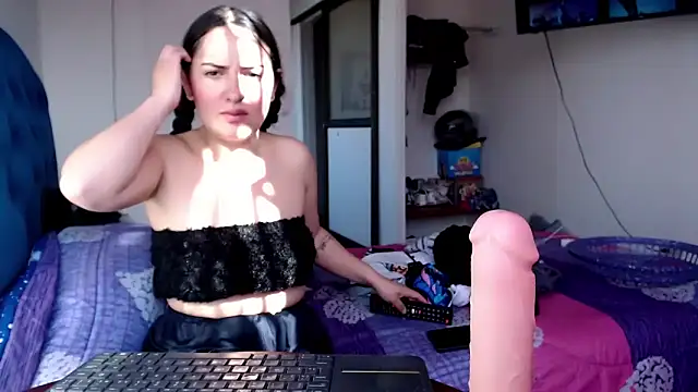 MisNicol online show from April 14, 2026, 1:05 pm