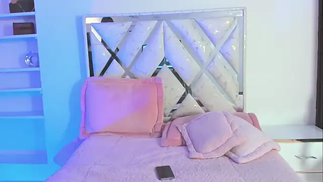 Snapshot of ElenaLauren chatting on February 7, 2026, 1:52 pm ElenaLauren online show from February 7, 2026, 1:52 pm