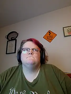 Snapshot of LiaraStrife chatting on December 2, 2025, 6:37 am LiaraStrife online show from December 2, 2025, 6:37 am