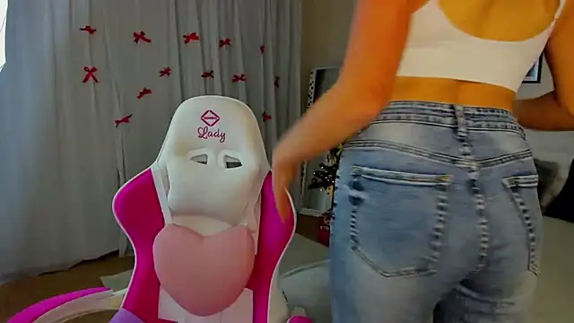 KiraNeeww online show from December 18, 2025, 6:40 am