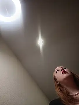 ElonaFox online show from December 21, 2025, 5:58 pm