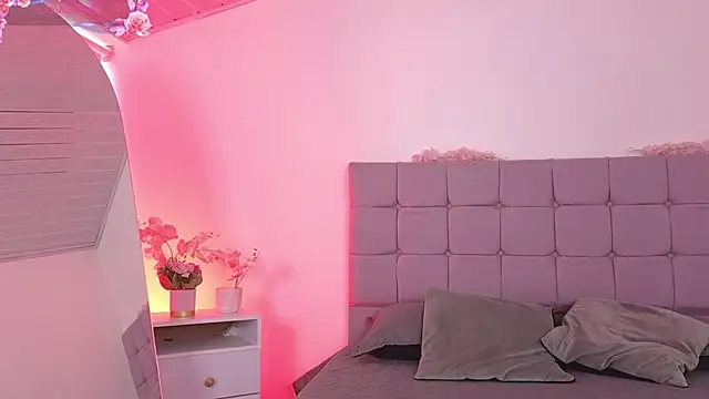 DulceRouss online show from December 18, 2025, 11:47 am