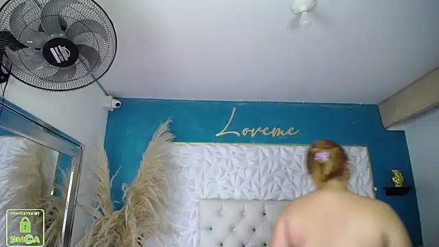 Mia Duque1999 online show from December 17, 2025, 9:31 pm