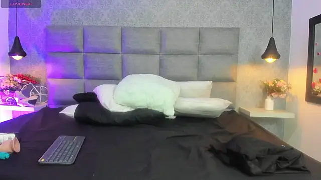 Snapshot of emilyy_r chatting on March 4, 2026, 7:21 pm emilyy r online show from March 4, 2026, 7:21 pm