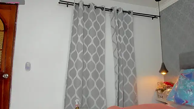 Snapshot of emilyy_r chatting on February 23, 2026, 7:14 pm emilyy r online show from February 23, 2026, 7:14 pm