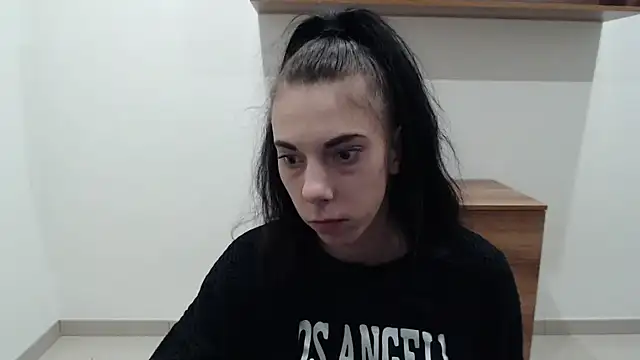 Lillia dark online show from December 5, 2025, 12:48 pm