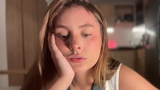 miaferrer777 online show from April 8, 2026, 11:28 pm