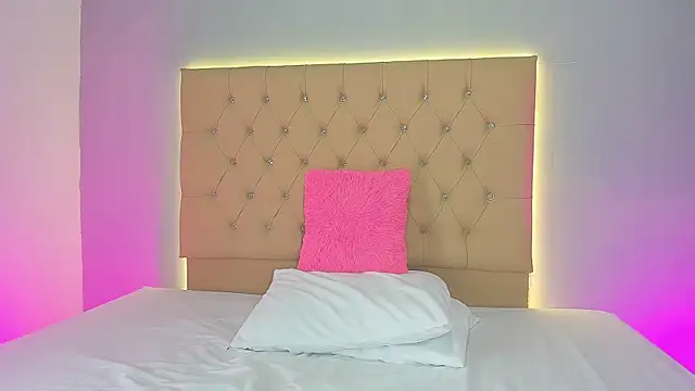 Snapshot of EmmaLawrence_ chatting on February 4, 2026, 7:53 pm EmmaLawrence online show from February 4, 2026, 7:53 pm