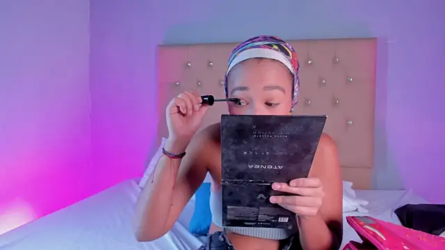 Snapshot of EmmaLawrence_ chatting on January 17, 2026, 7:17 pm EmmaLawrence online show from January 17, 2026, 7:17 pm