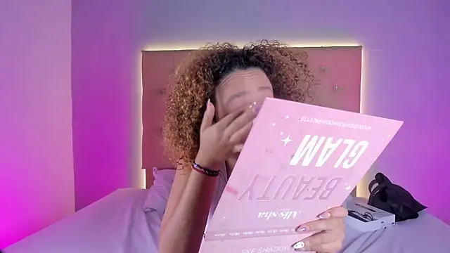 Snapshot of EmmaLawrence_ chatting on February 13, 2026, 9:09 am EmmaLawrence online show from February 13, 2026, 9:09 am