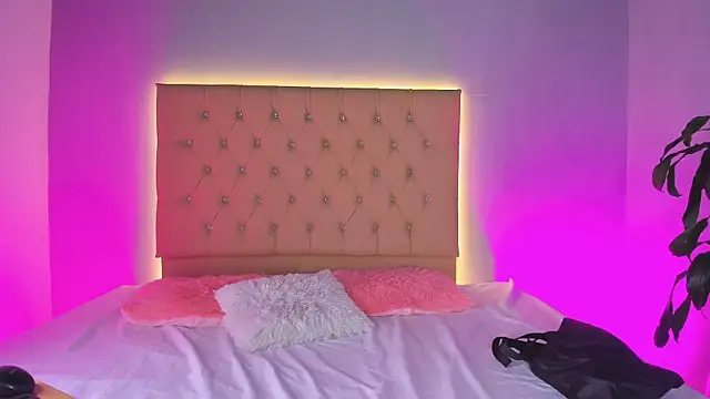 Snapshot of EmmaLawrence_ chatting on February 12, 2026, 9:09 am EmmaLawrence online show from February 12, 2026, 9:09 am