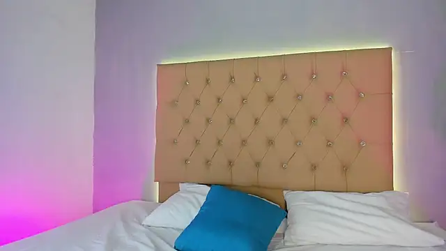 Snapshot of EmmaLawrence_ chatting on January 11, 2026, 8:05 pm EmmaLawrence online show from January 11, 2026, 8:05 pm