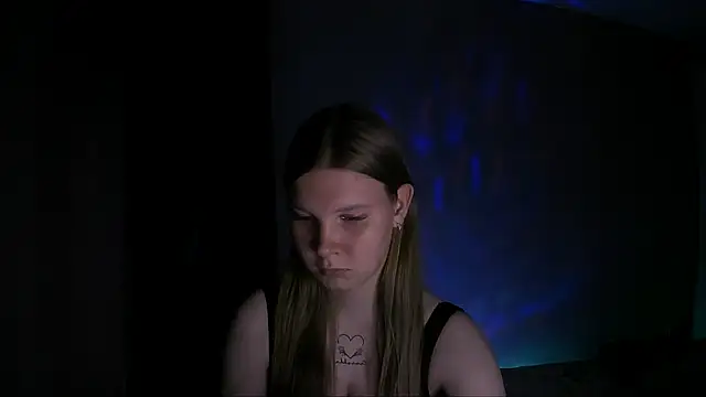 nelli lux  online show from December 4, 2025, 7:57 pm