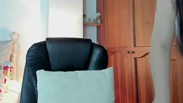 EmiHarrys online show from April 16, 2026, 9:39 pm