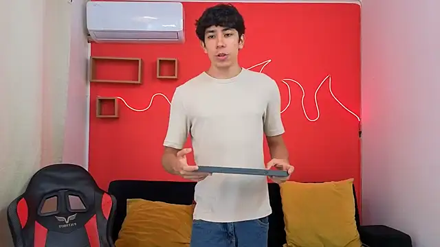 Neo Twink online show from June 4, 2026, 7:07 pm