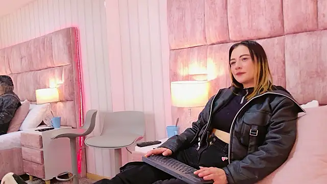 HeatherHazell online show from December 16, 2025, 3:00 am