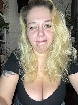 JenniferCarmen online show from April 9, 2026, 2:24 am