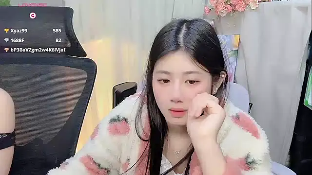 Snapshot of Yvonne-07 chatting on December 21, 2025, 12:02 am Yvonne-07 online show from December 21, 2025, 12:02 am