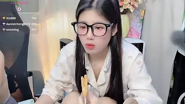 Snapshot of Yvonne-07 chatting on December 15, 2025, 1:55 am Yvonne-07 online show from December 15, 2025, 1:55 am