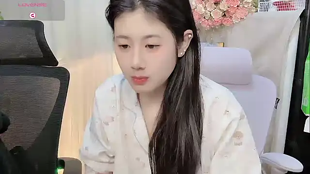 Snapshot of Yvonne-07 chatting on January 13, 2026, 9:08 pm Yvonne-07 online show from January 13, 2026, 9:08 pm