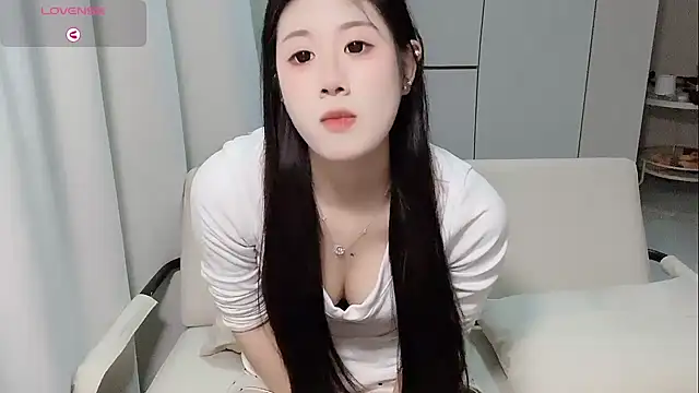 Snapshot of Yvonne-07 chatting on April 21, 2026, 8:48 pm Yvonne-07 online show from April 21, 2026, 8:48 pm