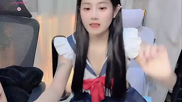 Snapshot of Yvonne-07 chatting on December 18, 2025, 12:20 pm Yvonne-07 online show from December 18, 2025, 12:20 pm