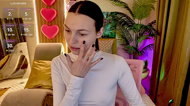 MaxinCarroll online show from April 8, 2026, 10:06 am