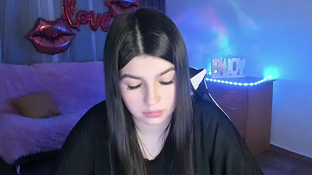 KisaModel online show from April 18, 2026, 5:26 pm