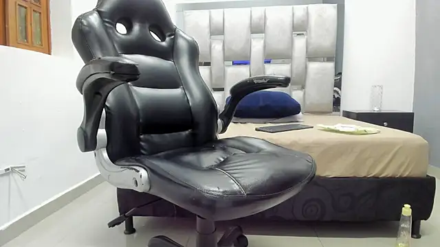 Snapshot of khris__evans chatting on April 16, 2026, 11:33 am khris evans online show from April 16, 2026, 11:33 am