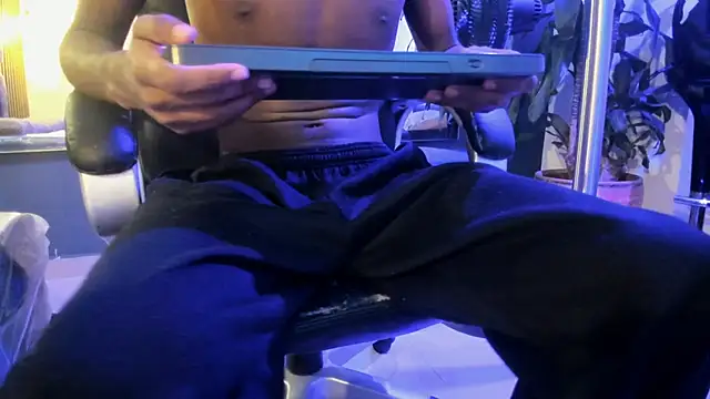 Snapshot of khris__evans chatting on February 7, 2026, 7:44 pm khris evans online show from February 7, 2026, 7:44 pm