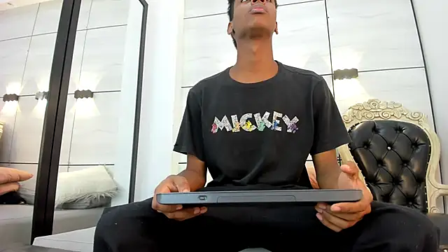 Snapshot of khris__evans chatting on March 25, 2026, 12:04 pm khris evans online show from March 25, 2026, 12:04 pm