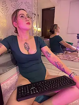 Annyhathatway online show from April 1, 2026, 8:39 pm