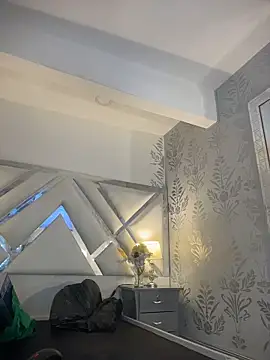 Annyhathatway online show from April 6, 2026, 8:10 pm