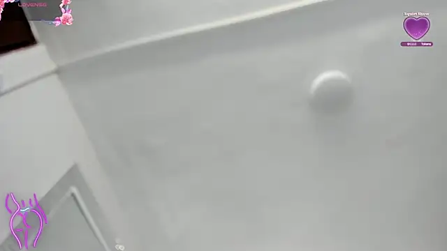 Annyhathatway online show from April 18, 2026, 7:51 pm