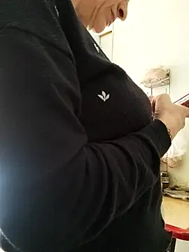 Snapshot of NovaMia chatting on April 7, 2026, 11:01 am NovaMia online show from April 7, 2026, 11:01 am