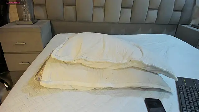 AlaskaFlowerss  online show from December 21, 2025, 4:47 am