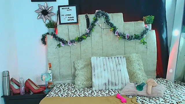 Laura hotmilf online show from December 22, 2025, 12:05 pm