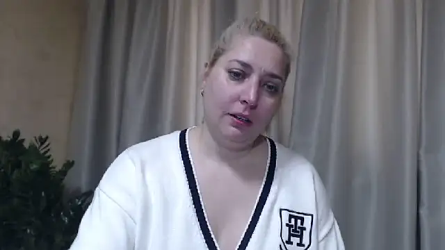Snapshot of sweetpussy13 chatting on April 24, 2026, 5:31 am sweetpussy13 online show from April 24, 2026, 5:31 am